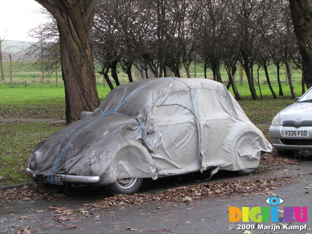 SX10765 Sillouette of VW beetle underneath car cover